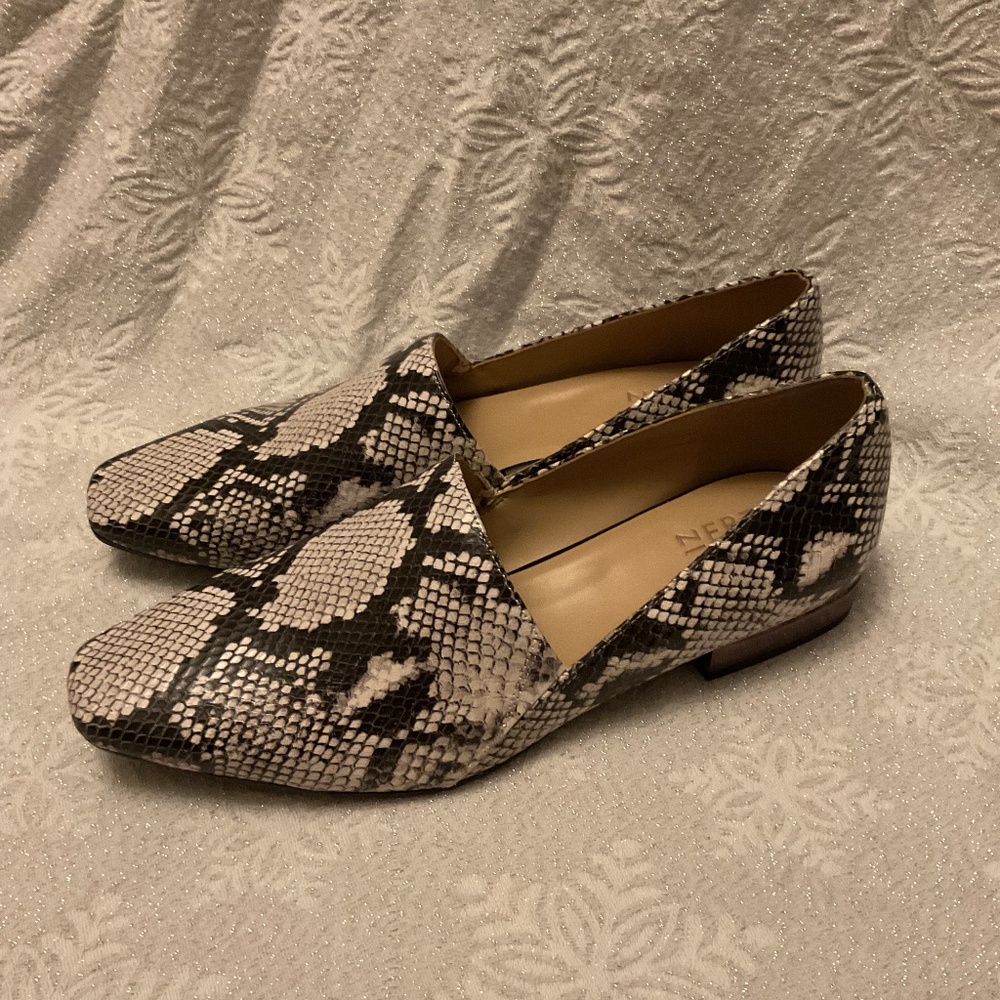 NIB Naturalizer Snake Print Leather Loafers 9 wide, low heels with metal finish